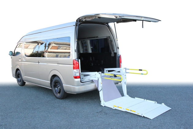 ハイエースの車椅子電動リフトで安心してお出掛けできる！｜トランポ