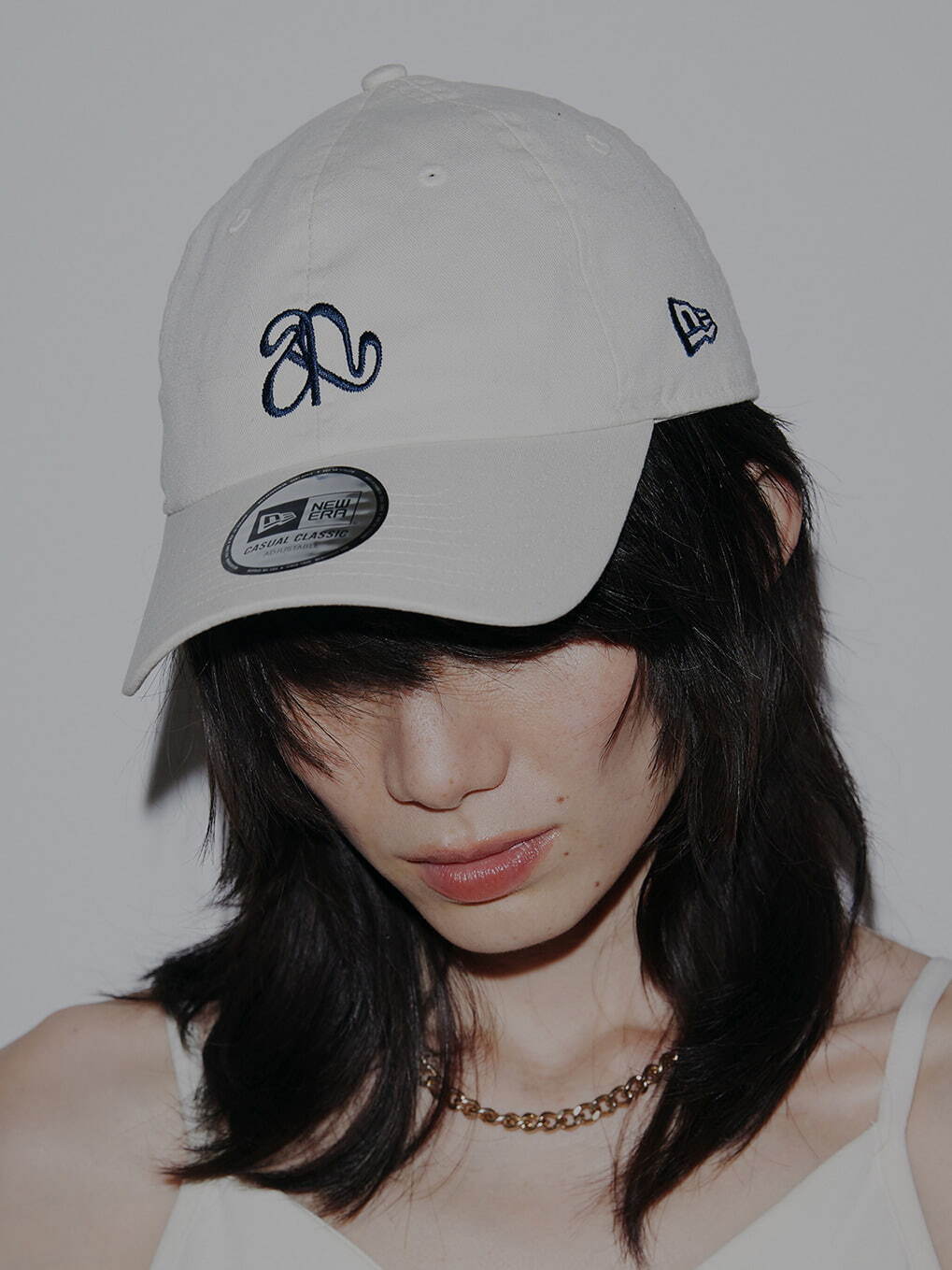 ニューエラ×アメリが初コラボ、ロゴ刺繍入りヴィンテージ風ベース