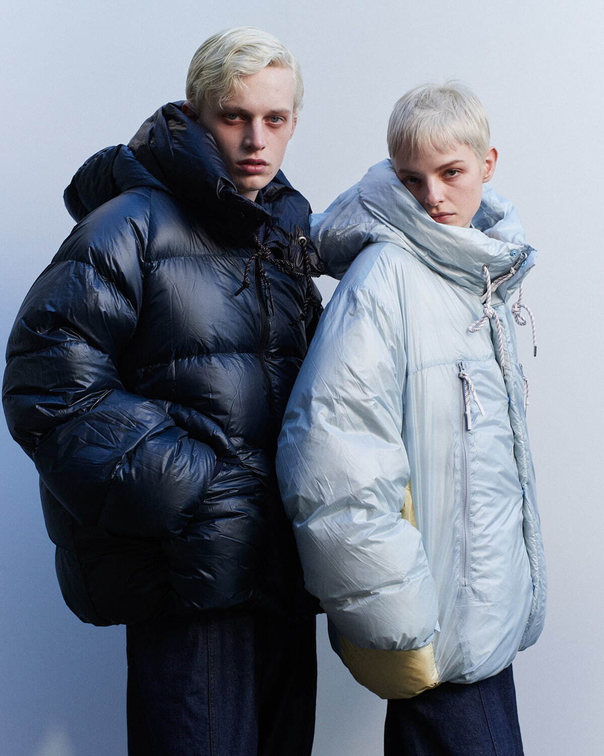 ナンガ×ビューティフルピープル“寝袋”着想のダウンコート、色と