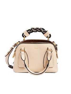 クロエ“カール・ラガーフェルド”のモノグラムを復刻した新作バッグ