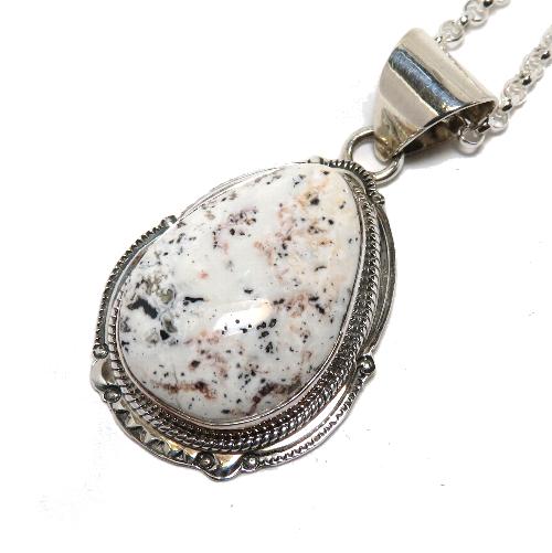 ナバホ族製作の ホワイトバッファロー，ドライクリークなどのホワイト