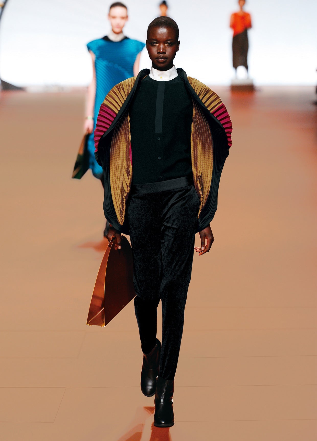 ISSEY MIYAKE コレクション AUTUMN WINTER 2014 – isseymiyake.com