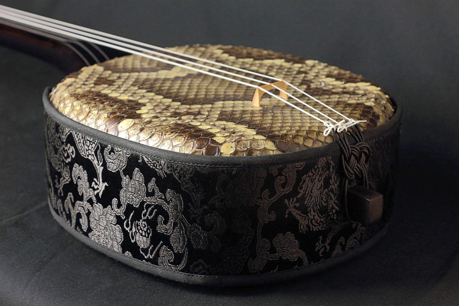 逸品三線】縞黒檀「知念大工型」本張り三線｜三線専門店ナビィ三線