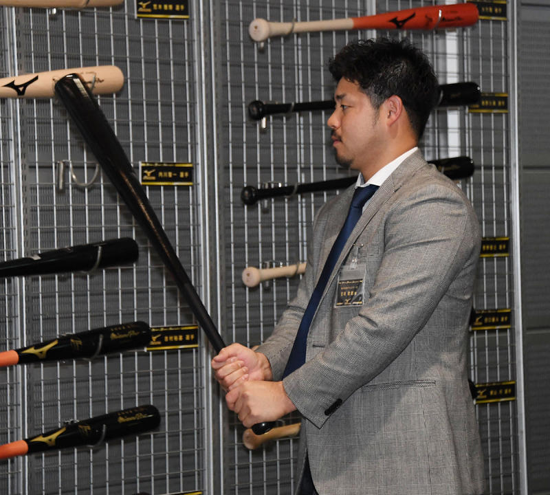 DeNA宮崎「扱えそうにない」内川バット触り勉強 - プロ野球 : 日刊