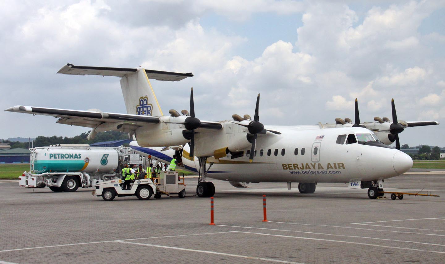 デハビランドDHC-7 -110 Dash7 世界の旅客機図鑑