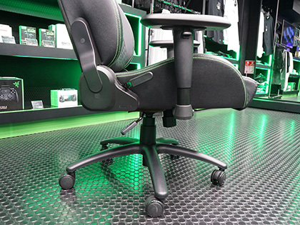 Razerのゲーミングチェア「Iskur X」が発売、価格を抑えたシンプル設計