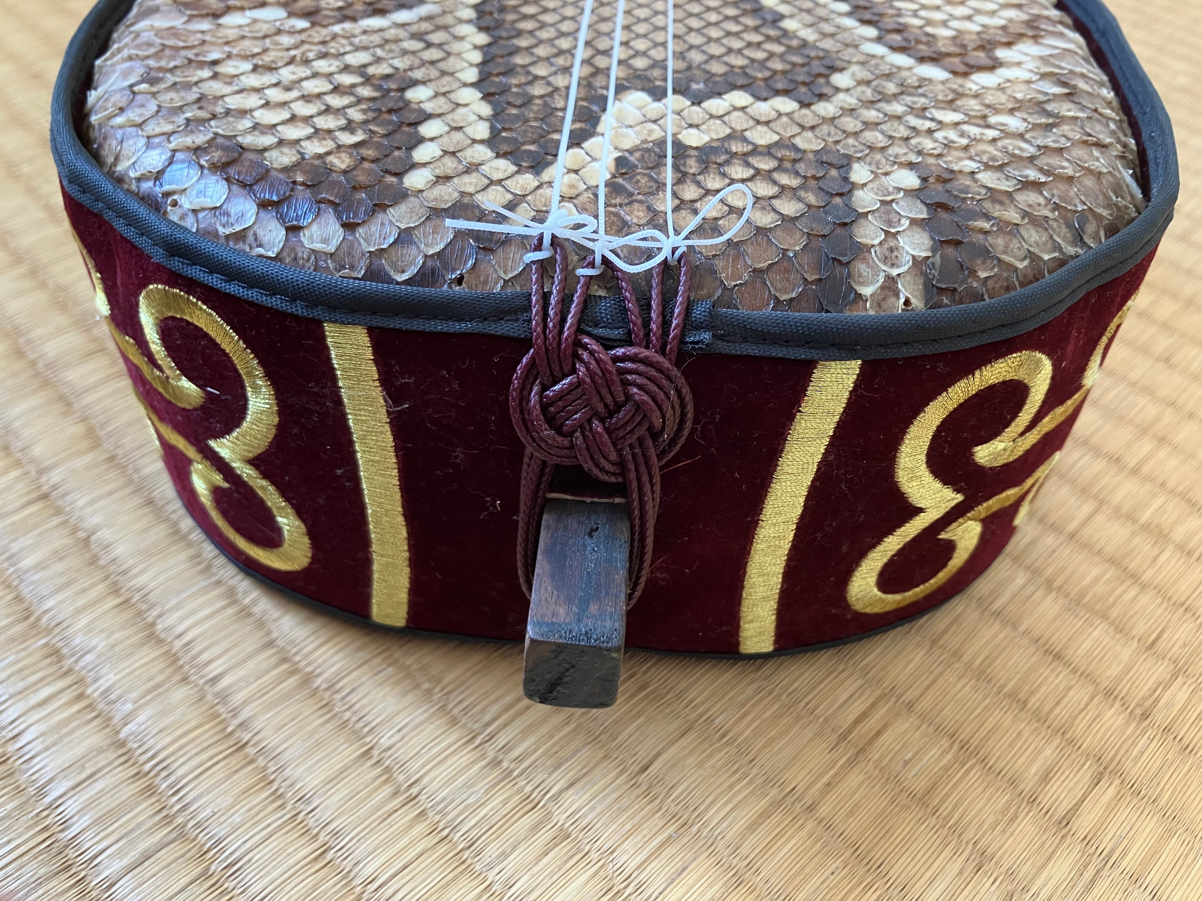 匠 工芸士仲嶺盛文作上級黒檀マカビ型スンチ仕上げ黄本皮 | クオレ三線