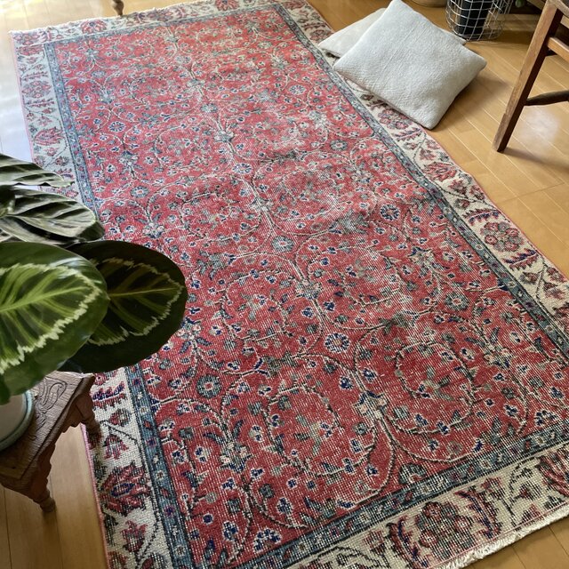 トルコヴィンテージラグ 107×207 アンティークレッド 草花ボタニカル