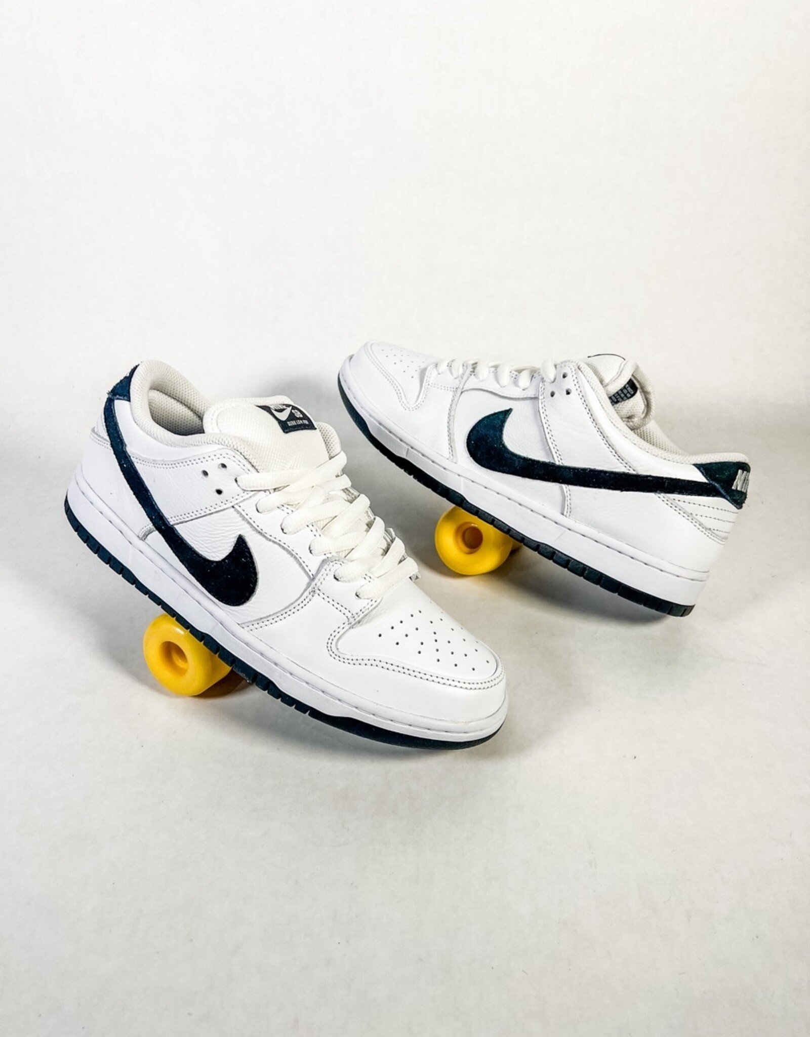 NIKE SB DUNK LOW PRO - WHITE/BLACK - KINGSWELL - Los Feliz