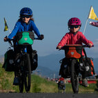 旅の最大のピンチはクマとの遭遇！ 自転車で世界をまわるスイス人家族