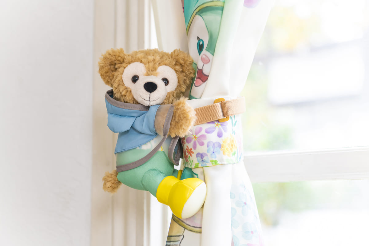 腕やカーテンにつけられるぬいぐるみ！東京ディズニーシー“ダッフィー