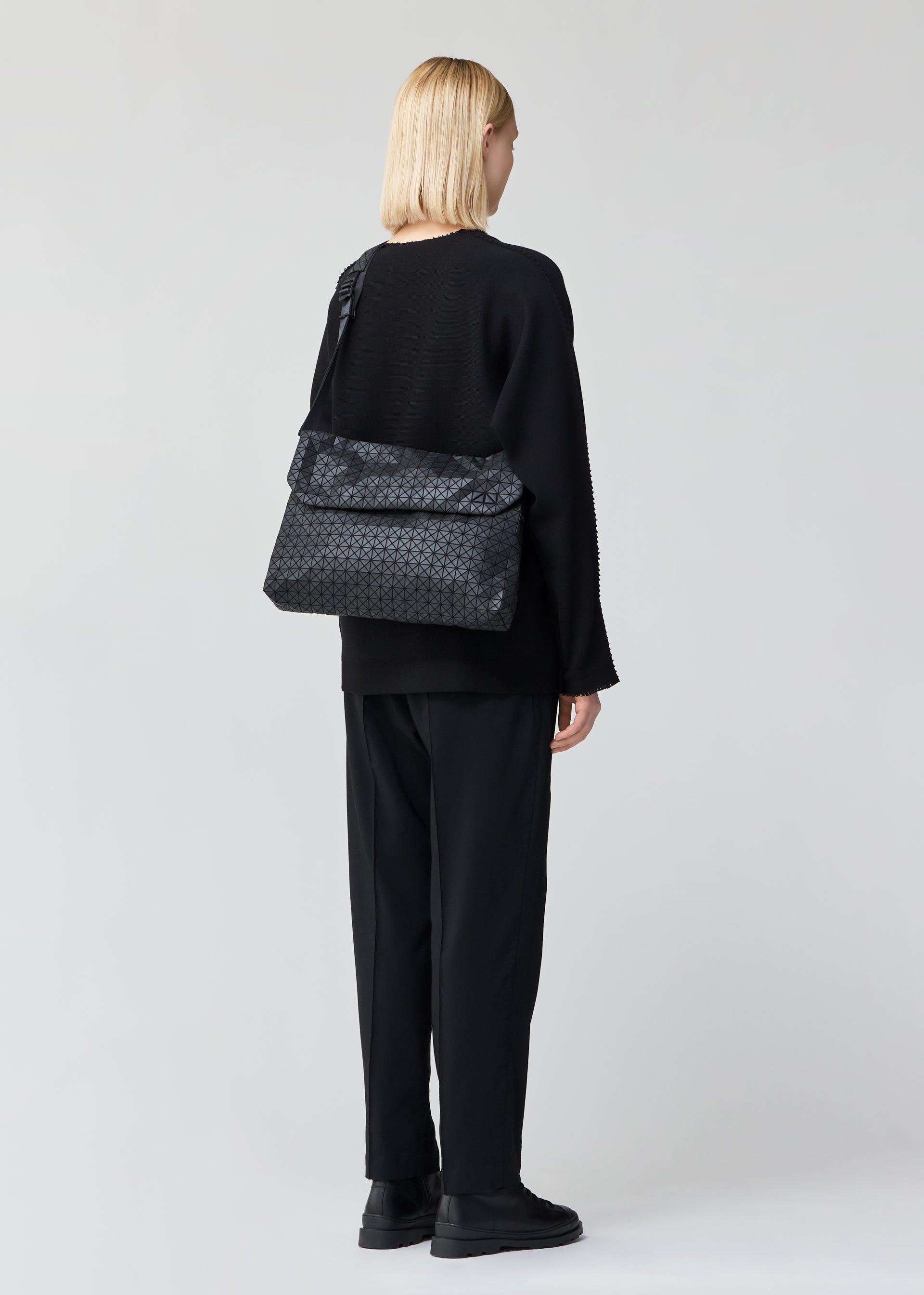 FROGGY Shoulder Bag Matte Black – ISSEY MIYAKE EU