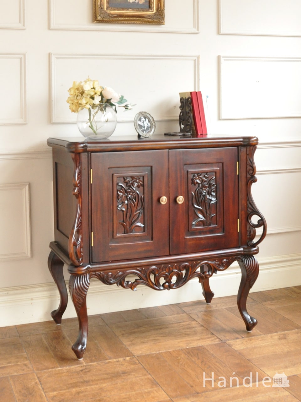 アンティーク風のおしゃれな家具、透かし彫りが美しいキャビネット(y