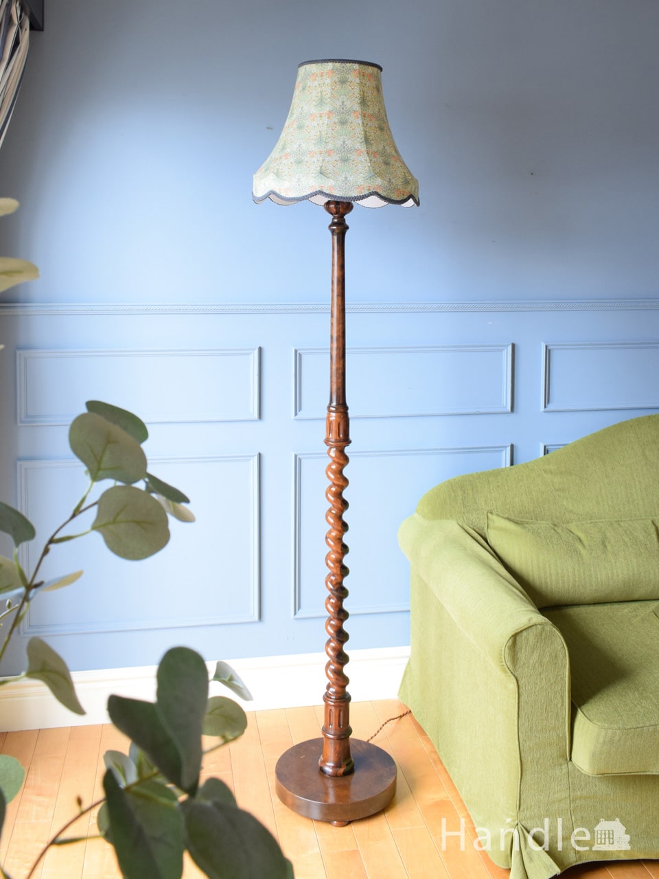 ウォルナット材の色と彫刻が美しい、高級感溢れるアンティークフロア