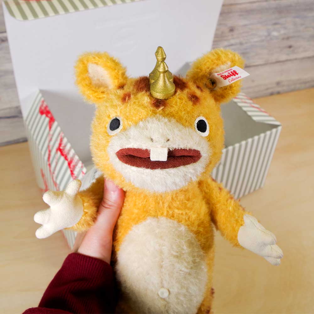 創業140周年を迎えたシュタイフ渾身の『快獣ブースカ』ぬいぐるみ