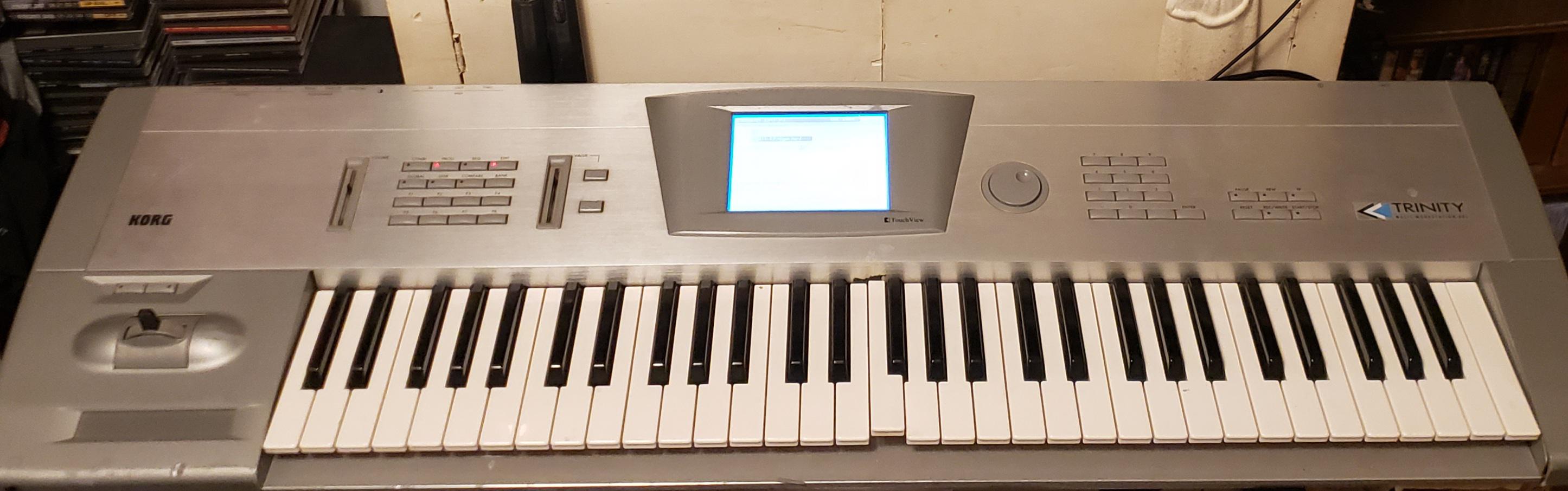 地元の質屋で、このKorg Trinityを50ドルで手に入れたんだ。気づいた