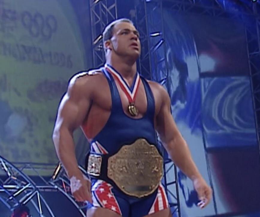 2000年になったと思って、カート・アングルがWCWと契約するってことに