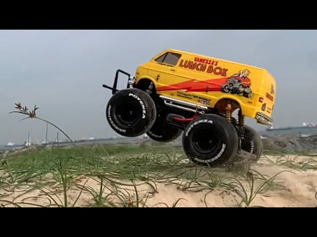 Tamiya Vanessa's Lunch Box (2005) Rc Beach Bashing Fun - YouTube