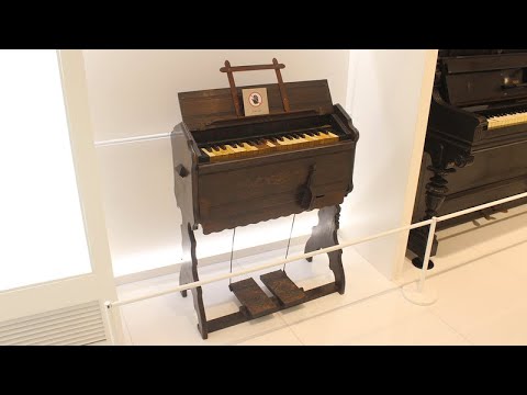 創業当時に作られたリードオルガン：当初のブランドは「ヤマバ」だった