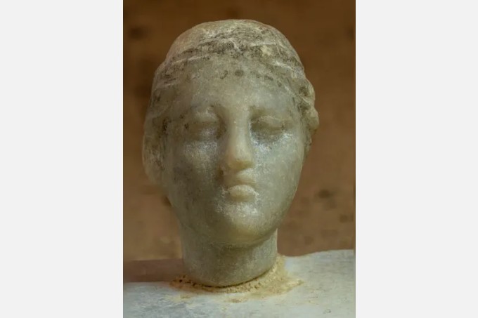 大量の金貨と共にクレオパトラの胸像を発見か。エジプトで王冠を載せた