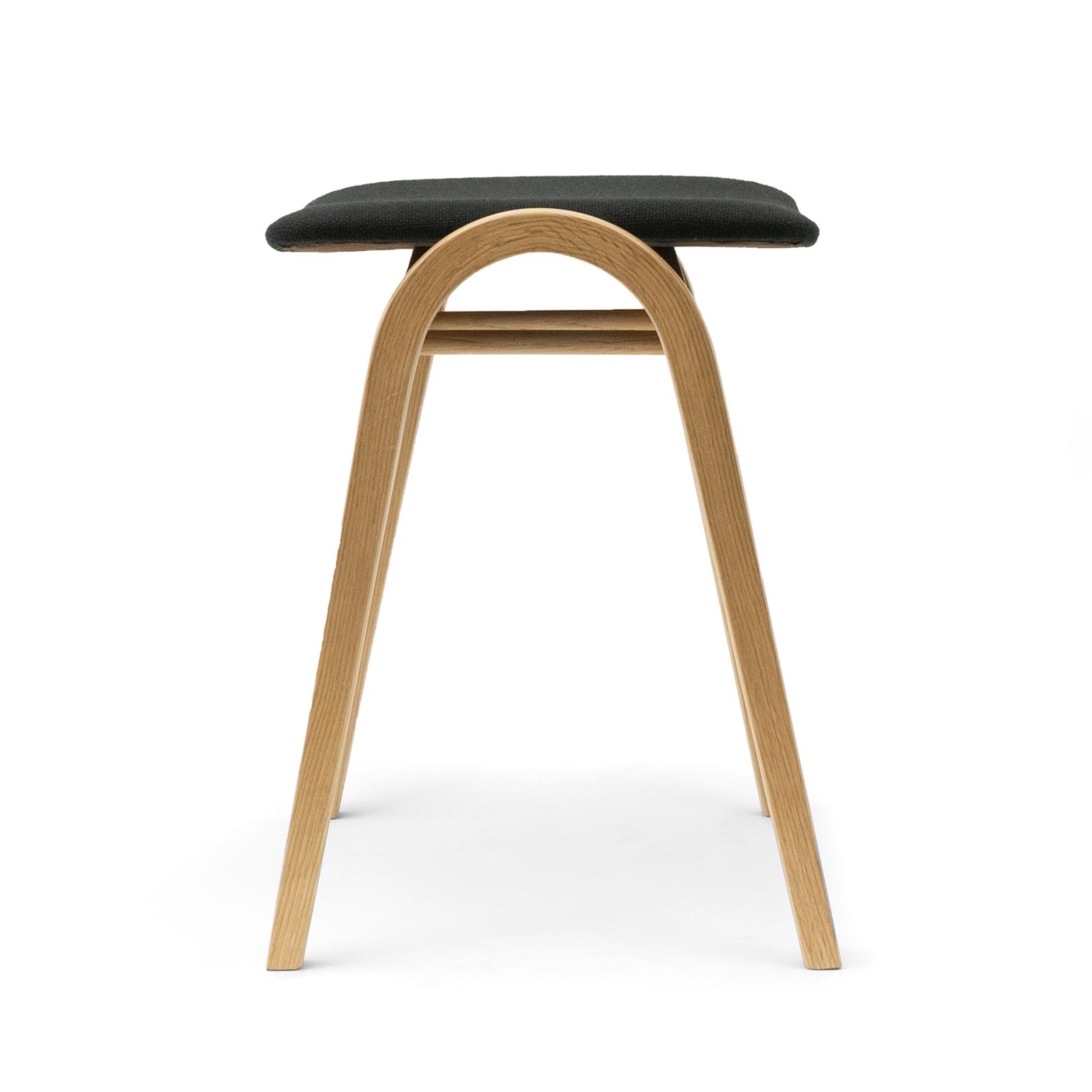 美しい曲線と実用性を備えた 秋田木工スタッキングスツール | D&DEPARTMENT