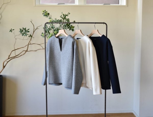 洗えるウール混素材のキーネックプルオーバー – OURHOME