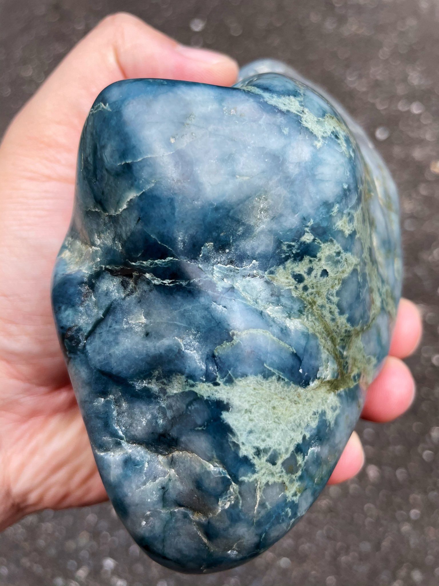 透明感 青色］ 入りコン沢翡翠11g 糸魚川 ヒスイ ひすい 入コン沢原石