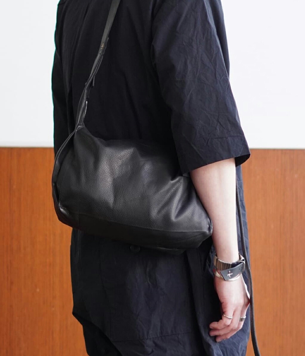 m.a+（エムエークロス） ： zipper medium rectangular shoulder