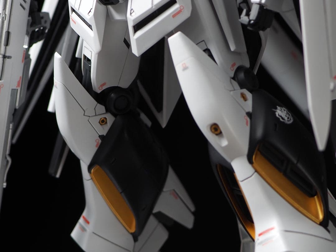 mg Hi-νガンダム 全塗装 完成品 筋彫り追加 νガンダムカラー - メルカリ