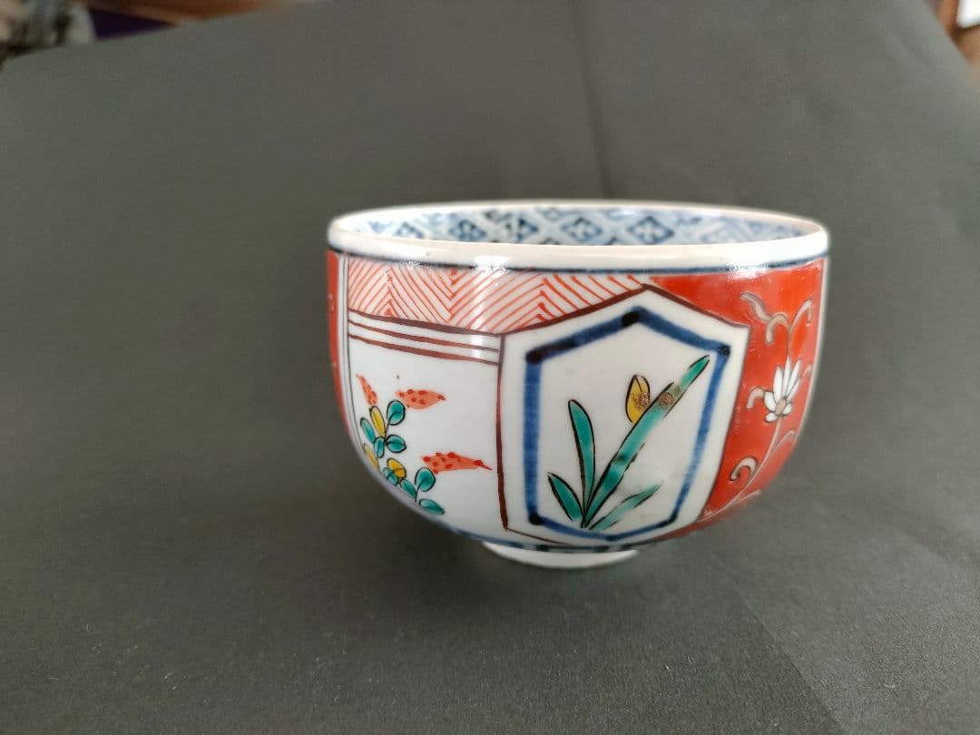 ○【共箱付き】九谷焼 色絵 四季草花文 茶碗 在銘 茶道具 茶器 骨董 美