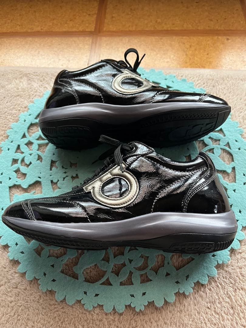 Salvatore Ferragamo フェラガモ エナメルブラック スニーカー - メルカリ