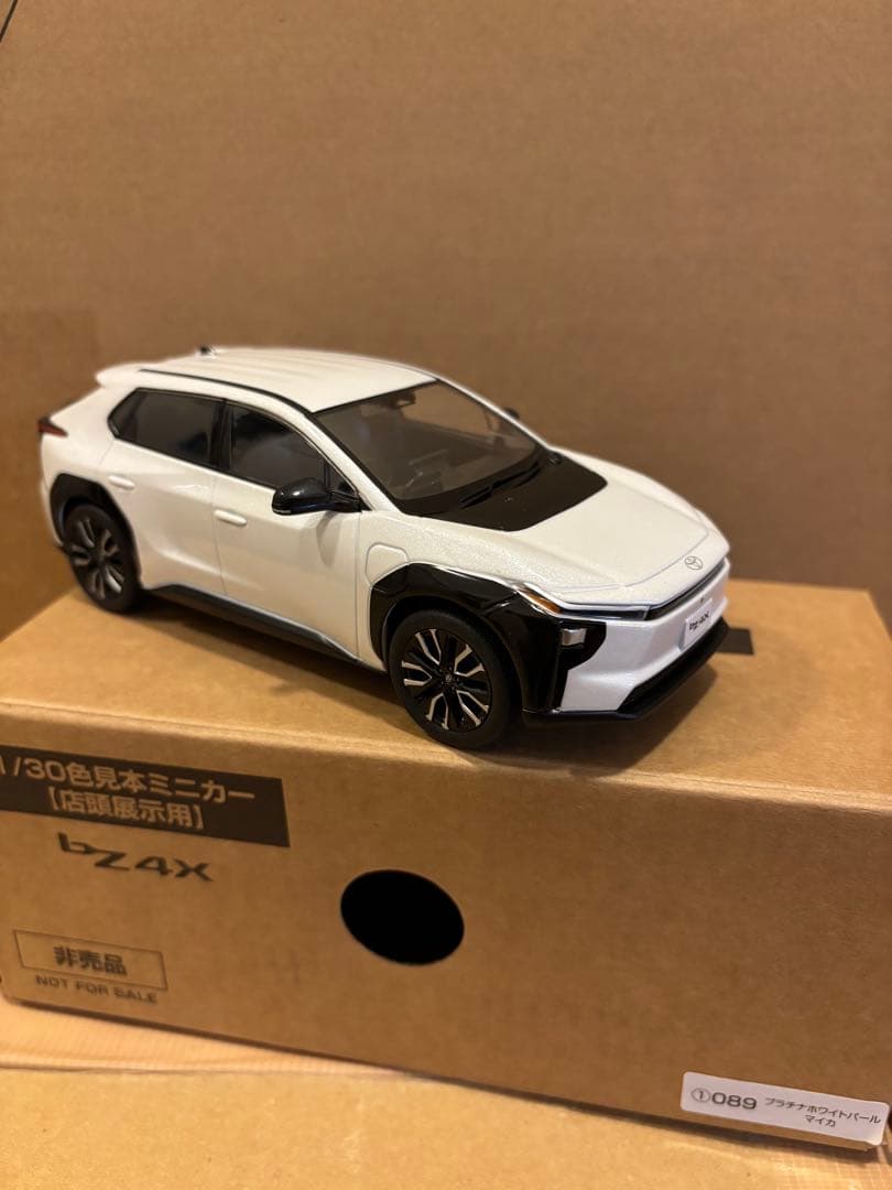 トヨタ 新型bZ4X ミニカーカラーサンプル プラチナホワイトパール