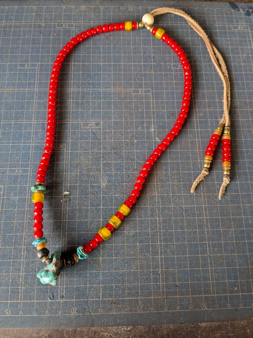 ビンテージホワイトハーツ使用　ビーズネックレス　ハンドメイド　カスタム可能 ハンドメイドビーズネックレス 白マルチカラー ネックレス・ペンダント