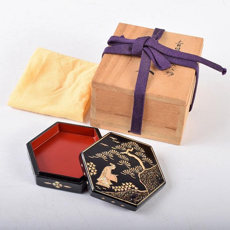 茶道具　源陵香作　青貝螺鈿　六角松人物図　香合　共箱　V　3573