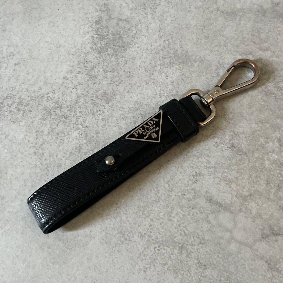 【美品】PRADA　キーホルダー　キーリング　三角ロゴ　サフィアーノレザー　黒
