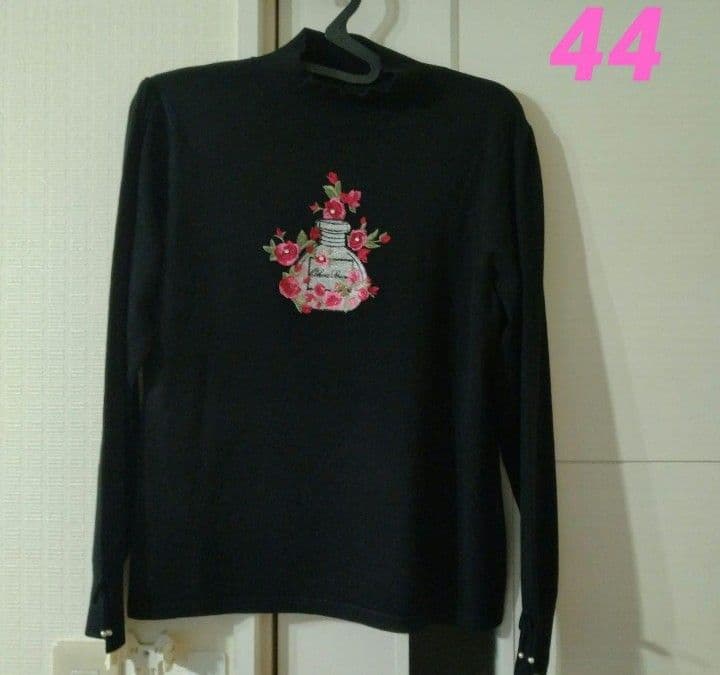 ⭐️本日限定価格【新品】スーパービューティー香水瓶刺繍ハイネック