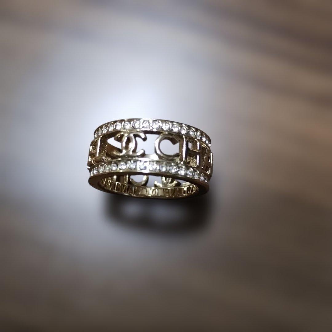 あ*ろ様 シャネル　透かしデザイン　ゴールド クリスタル ロゴリング