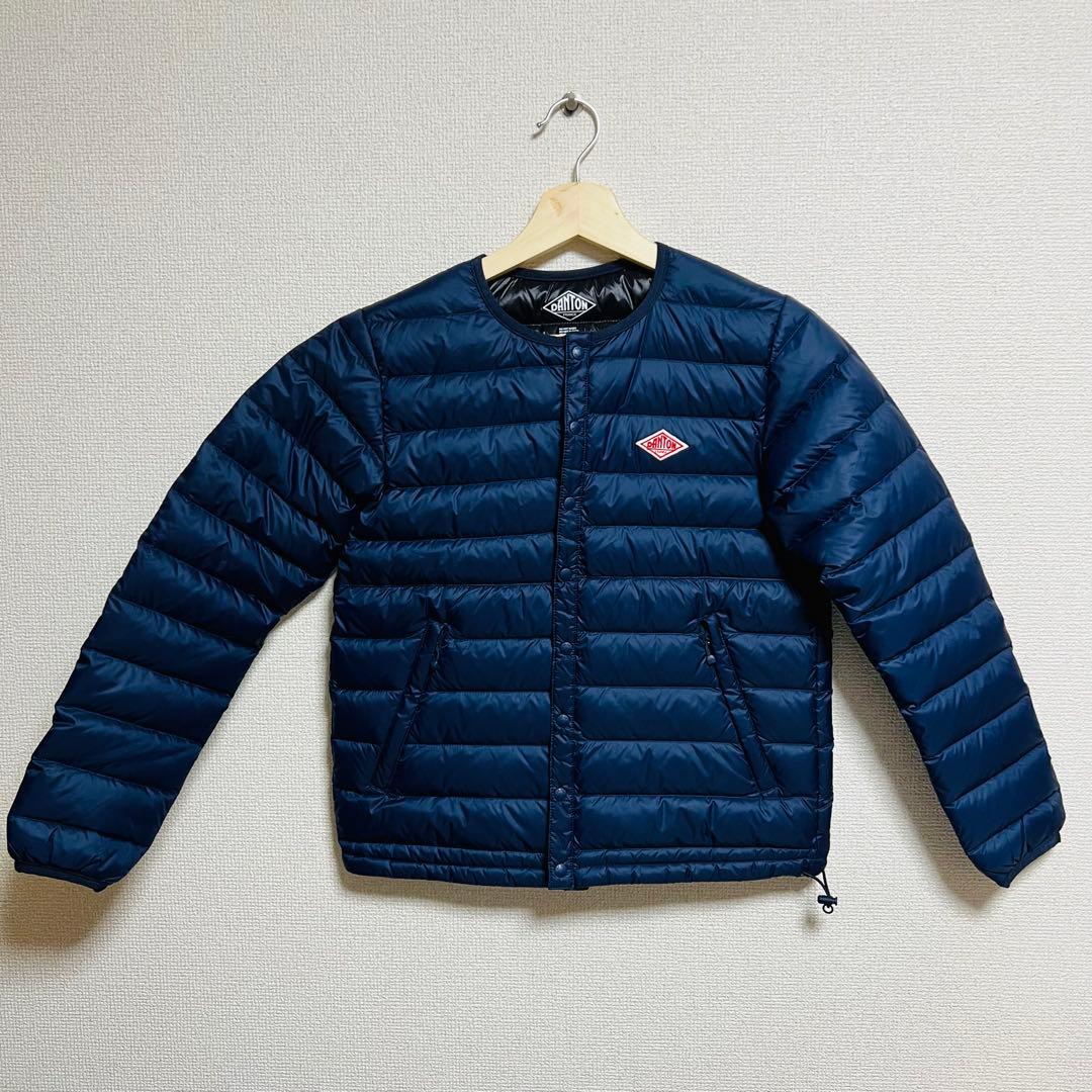 美品！DANTON！ダントン ノーカラーインナーダウン 34 ネイビー - メルカリ