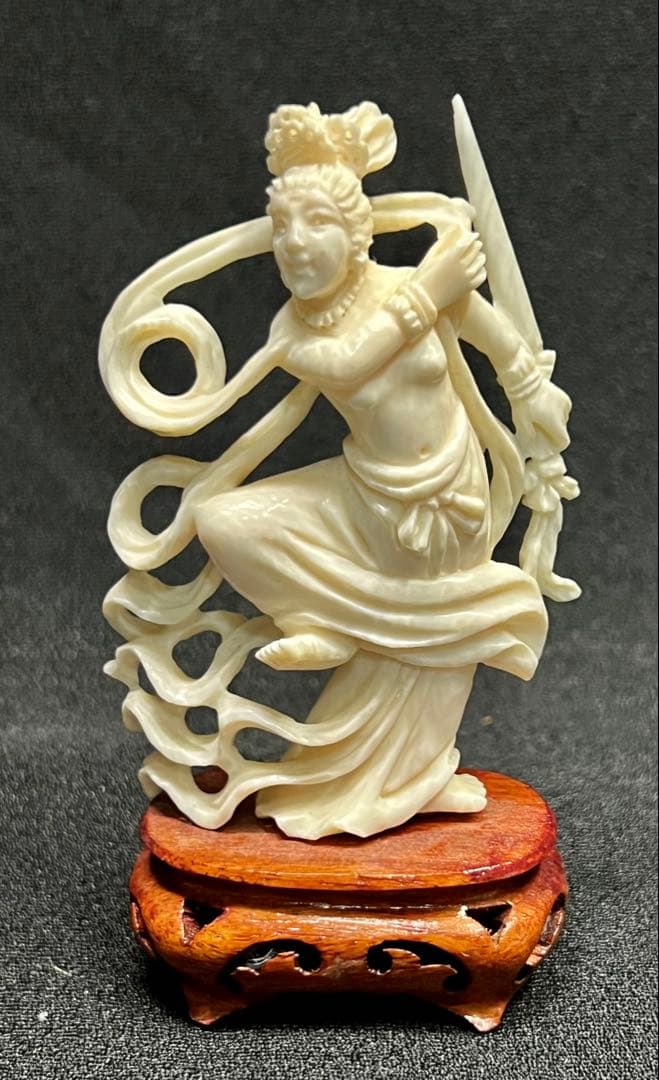 象牙風 剣を持つ女性像