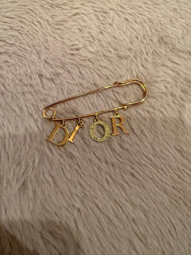 Dior アルファベットチャーム ブローチ