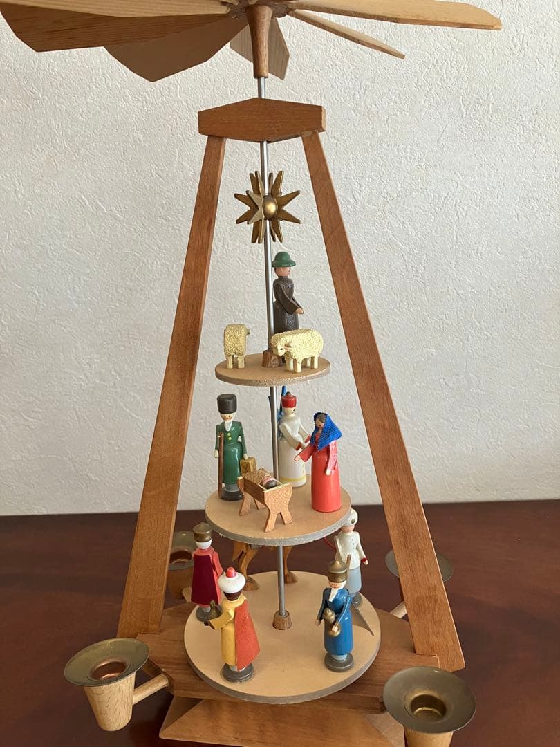 木製クリスマスピラミッド フィギュア付き クリスマスピラミッドは 伝統的なモチーフも可愛い系も どっちもアリだ