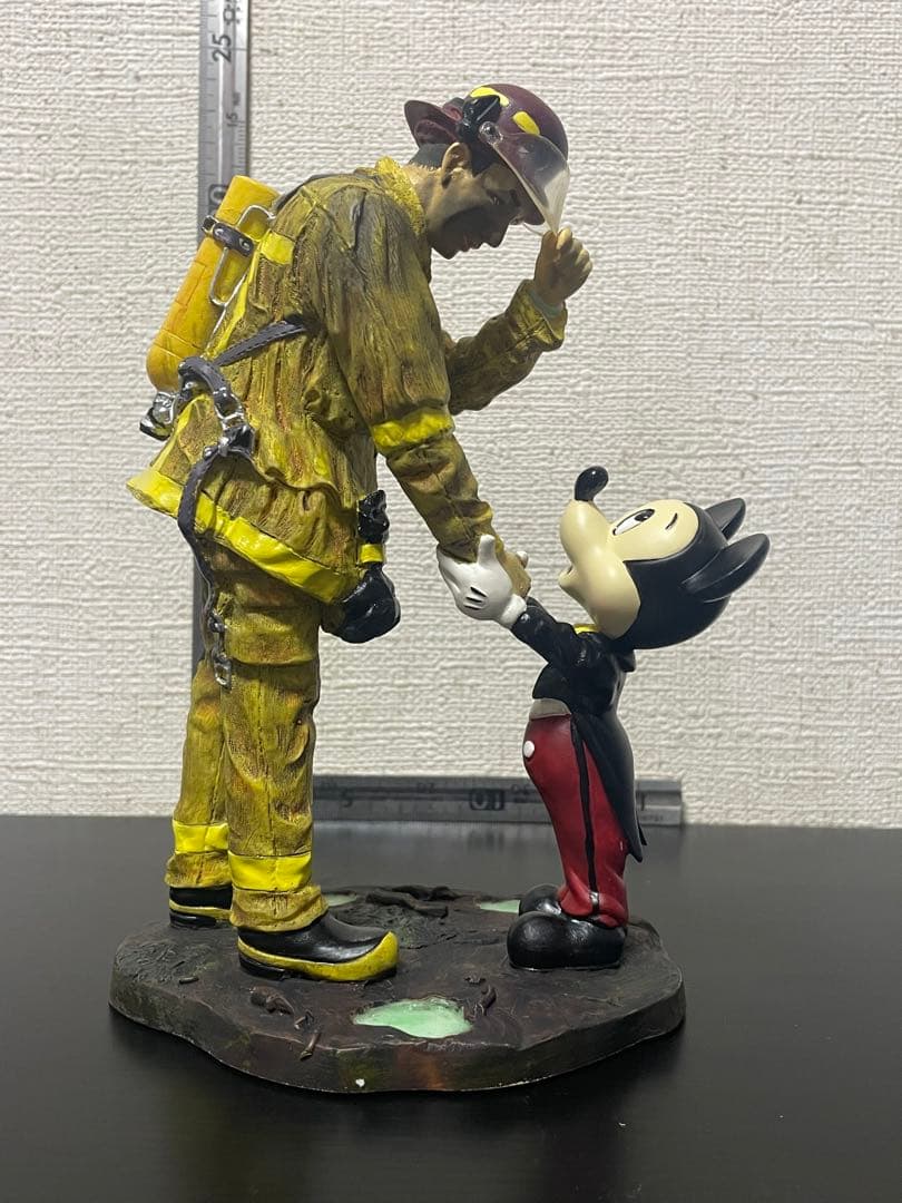ミッキーと消防士　消防士へのトリュビュート彫刻　激レア ディズニー トリビュート ファイヤファイターズ 消防士とミッキー