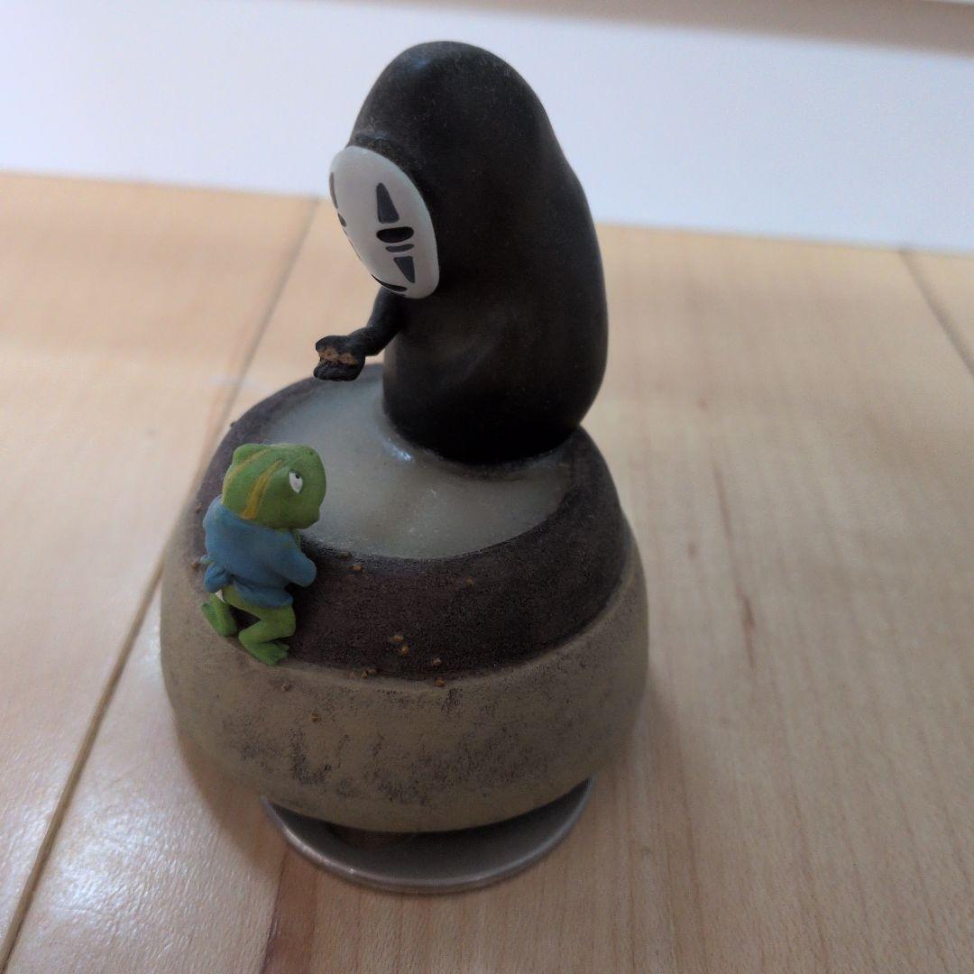 ジブリ作品カオナシとカエルの置物。