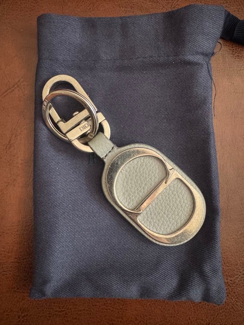 Dior グレー レザー キーホルダー Dior ディオール キーリング キーホルダー レザー グレー - メルカリ
