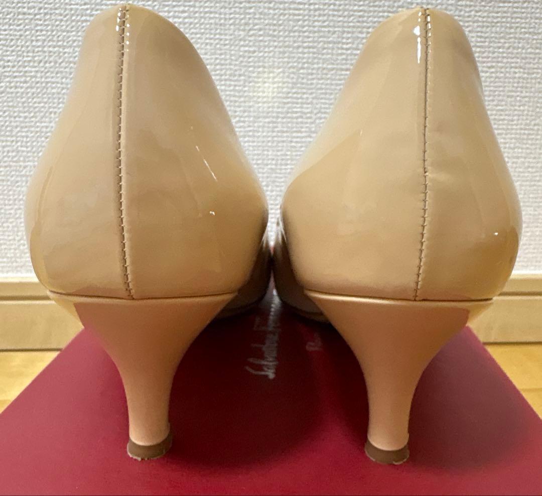 1回使用 Ferragamo ヴァラリボン エナメルパンプス ベージュ 8D - メルカリ