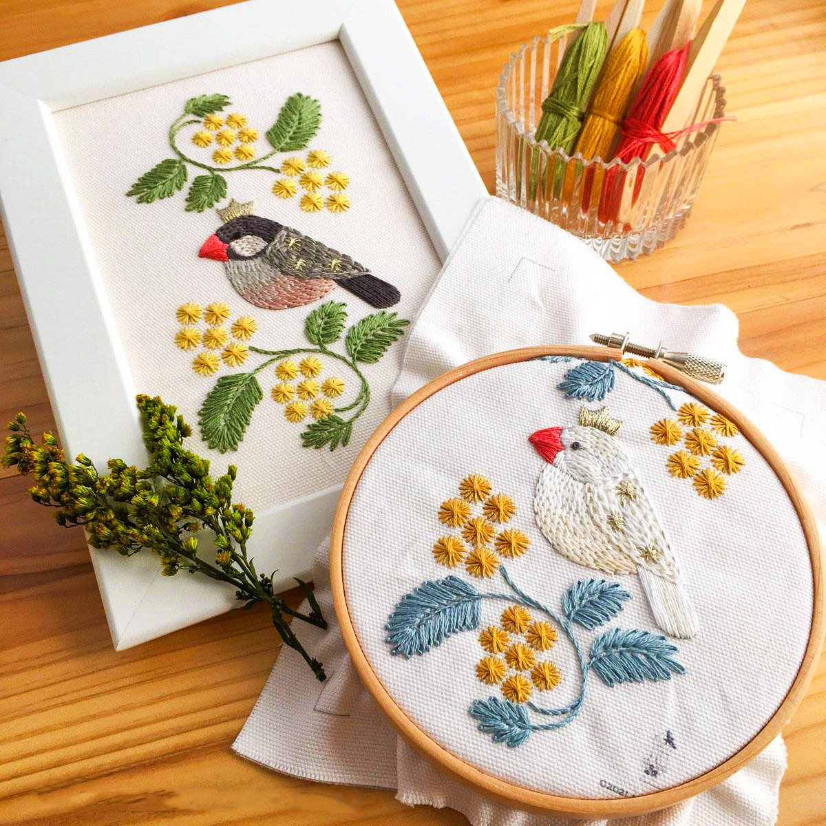 刺繍キット】色を選べる文鳥とミモザの額装／初心者さん用解説本付き
